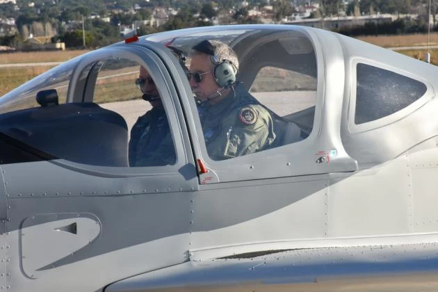 Ο Α/ΓΕΑ πέταξε με το νέο αεροσκάφος που θα εκπαιδεύει τους πιλότους των F-16 V